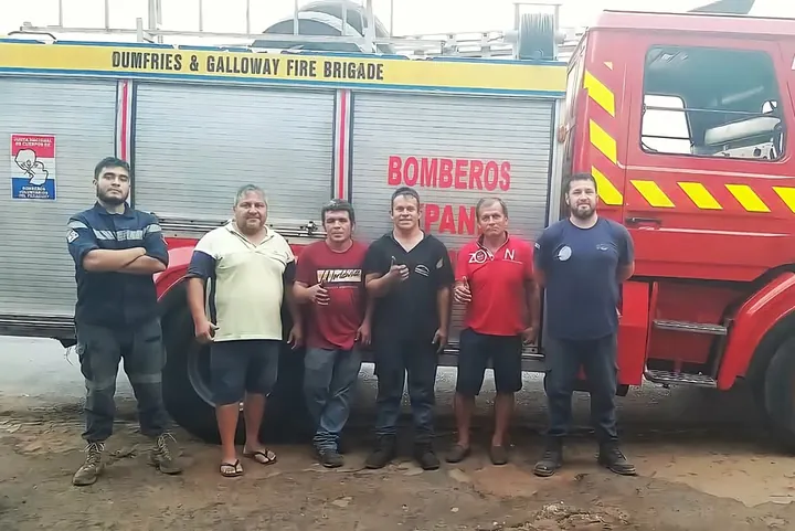 Seis hombres frente al camión de los Bomberos de Ypané